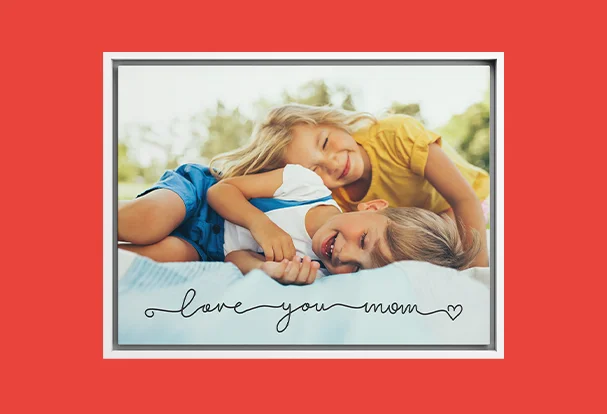 Persönliches Wandbild für Mama Gerahmtes Foto von Mutter und Kind beim gemeinsamen Lachen mit Schriftzug „love you mom“ als persönliches Wandbild und liebevolles Fotogeschenk zum Muttertag
