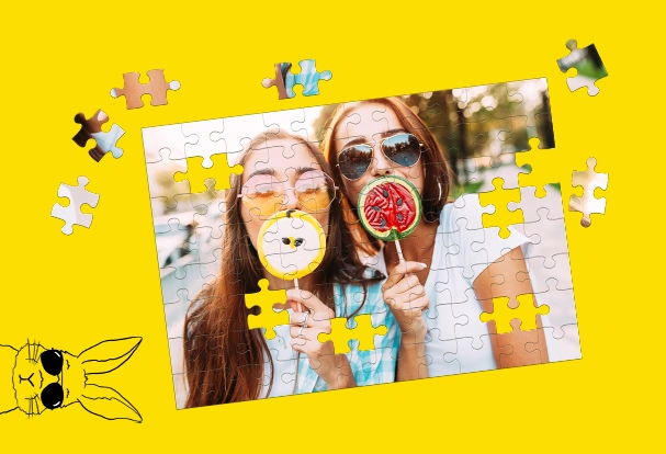 Individuelles Fotopuzzle als kreative Osterüberraschung Fotopuzzle mit zwei Freundinnen und bunten Puzzleteilen als personalisiertes Fotogeschenk zu Ostern.