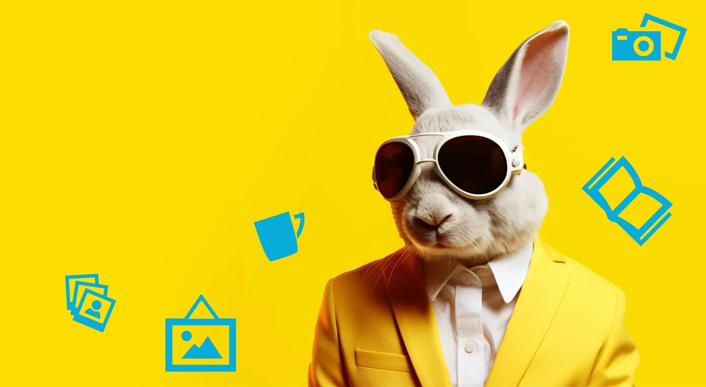 Ostergeschenke mit Foto – Kreative Fotogeschenke zu Ostern gestalten Osterhase mit Sonnenbrille und gelbem Anzug vor gelbem Hintergrund mit Symbolen für Fotobuch, Fotos und Fotogeschenke.