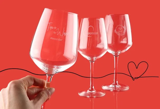 Weingläser mit Gravur Drei gravierte Weingläser mit Namen als hochwertiges und persönliches Valentinstag Fotogeschenk