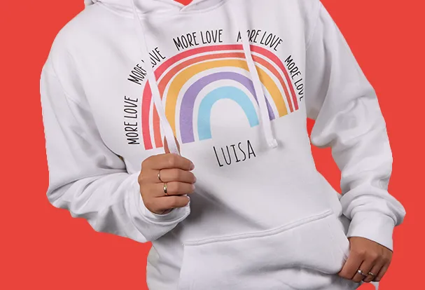 Hoodie personalisiert Weißer personalisierter Hoodie mit Regenbogenmotiv und Namen als modernes Valentinstag Fotogeschenk
