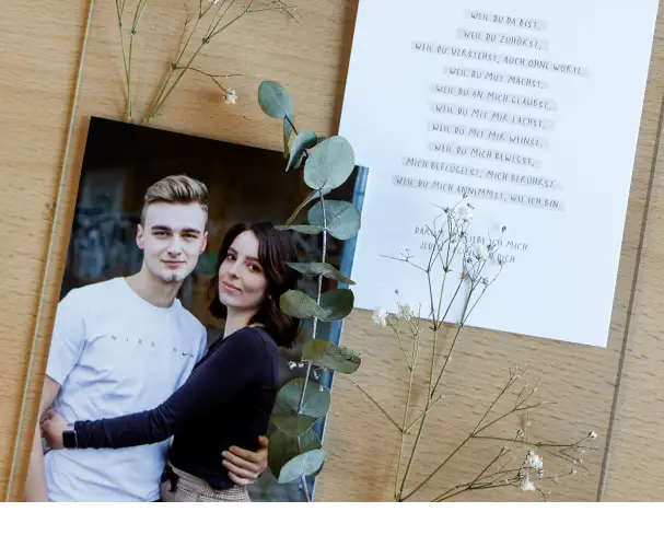 Romantisches Foto im Rahmen zum Valentinstag Paarfoto im schlichten Bilderrahmen neben Liebesgedicht und Trockenblumen – romantische Fotoidee als individuelles Valentinstagsgeschenk