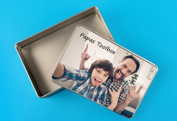 Praktisches Geschenk für Papa: die Metalldose mit Foto Eine Fotodose ist ein praktisches und wiederverwendbares Geschenk. Gestalte eine rechteckige Fotodose mit der Aufschrift "Papas Toolbox" und verschenke sie zum Vatertag.