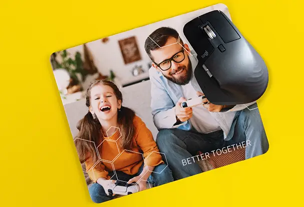 Geschenk für Papas Schreibtisch - Mousepad gestalten Lass deinen Papa seinen Schreibtisch verschönern! Ein Mousepad mit einem Foto von euch beim gemeinsamen Videospiel ist eine tolle Geschenkidee für Papa zum Geburtstag.