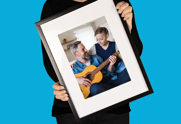 Geschenk für Papas Lieblingsbild in XXL - Poster mit Rahmen Papa hat dir Gitarre spielen beigebracht? Lass ein Foto von eurer Jamsession als Poster drucken und bestelle es zusammen mit passendem Rahmen als Geschenk zum Vatertag.