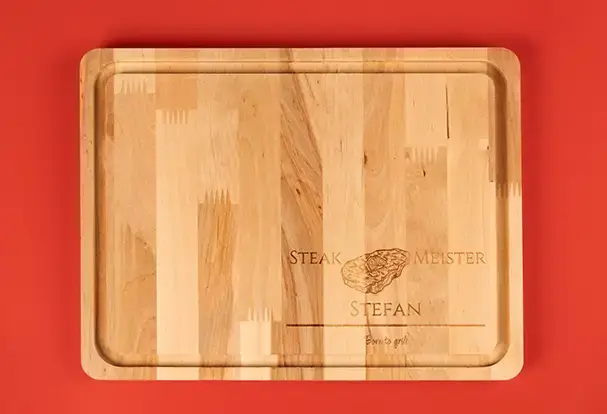 Als Geschenk für Papa Holzschneidebrett mit Gravur bestellen Dein Papa grillt gern? Dann gestalte für ihn ein Holzschneidebrett mit Gravur. Personalisiert mit seinem Namen ist das eine tolle Geschenkidee für Papa zum Geburtstag.