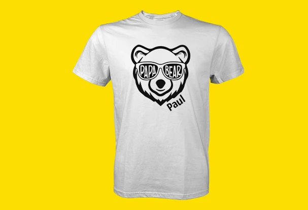 Vatertags-Geschenk mit Style: T-Shirt für Papa gestalten Ein selbst designtes T-Shirt ist ein großartiges Geschenk für Papa. Gestalte zum Beispiel ein dunkelblaues Shirt mit einem Foto von dir und deinem Papa in Superhero-Pose.