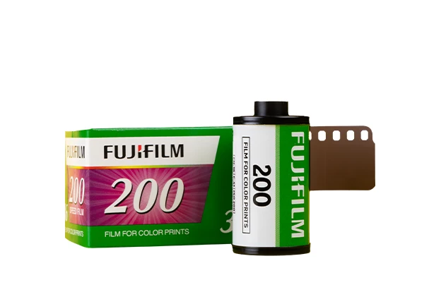 Der Fuji-Kleinbildfilm C41-200 mit 36 Aufnahmen wartet auf deine Inspiration. Wir kümmern uns auch um Fotoprodukte deiner Analogfotografie. 
