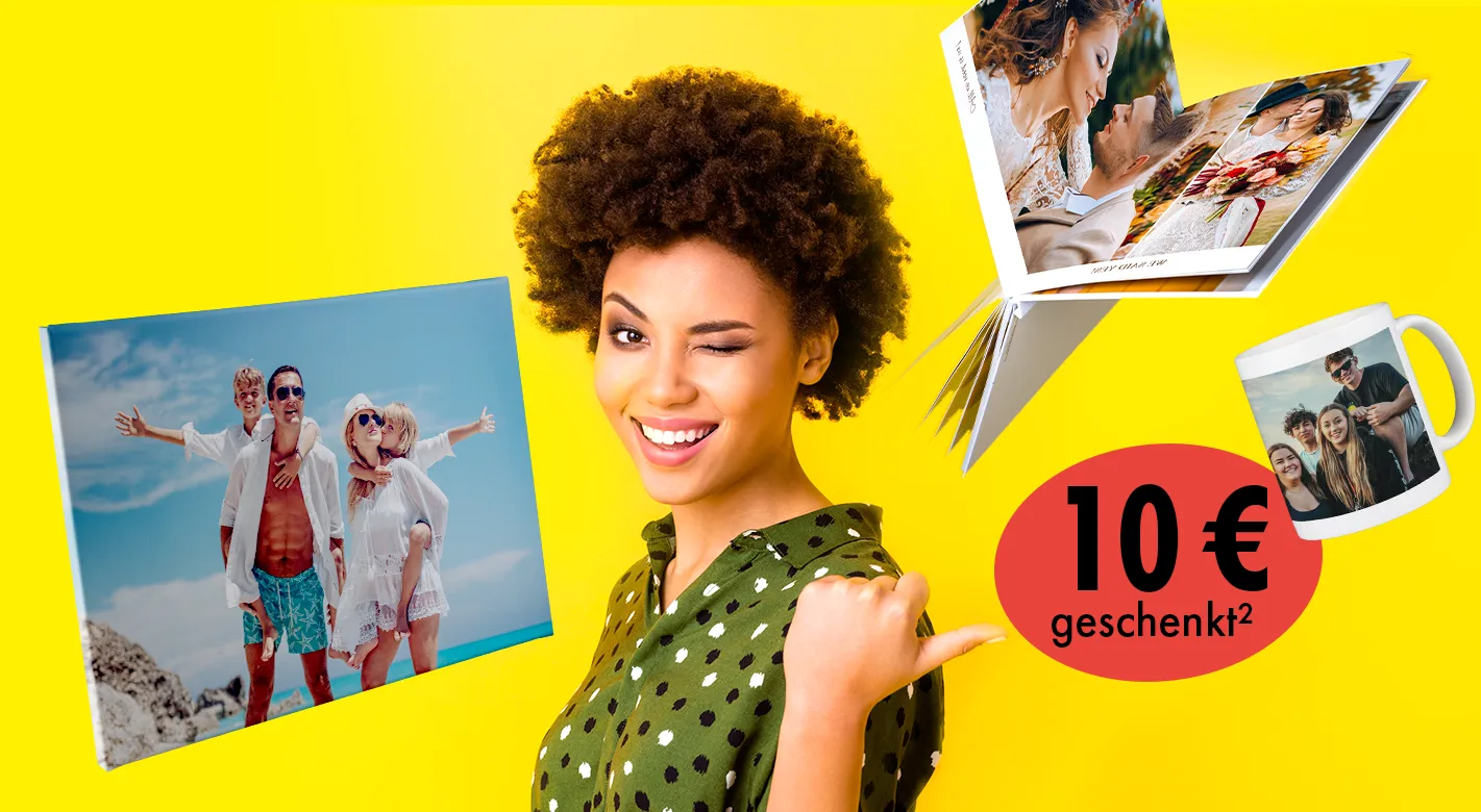 Frau zeigt auf verschiedene personalisierte Fotoprodukte wie Fotoleinwand, Fotobuch und Fototasse vor gelbem Hintergrund sowie Gutscheinaktion über 10 Euro