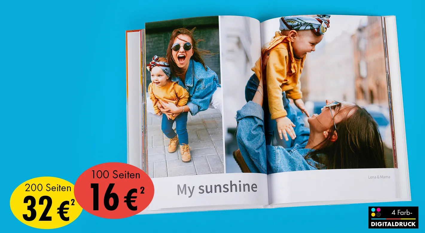 Aufgeschlagenes Fotobuch mit Mutter und Kind auf großformatigen Seiten sowie Preisangeboten für Fotoprodukte auf blauem Hintergrund