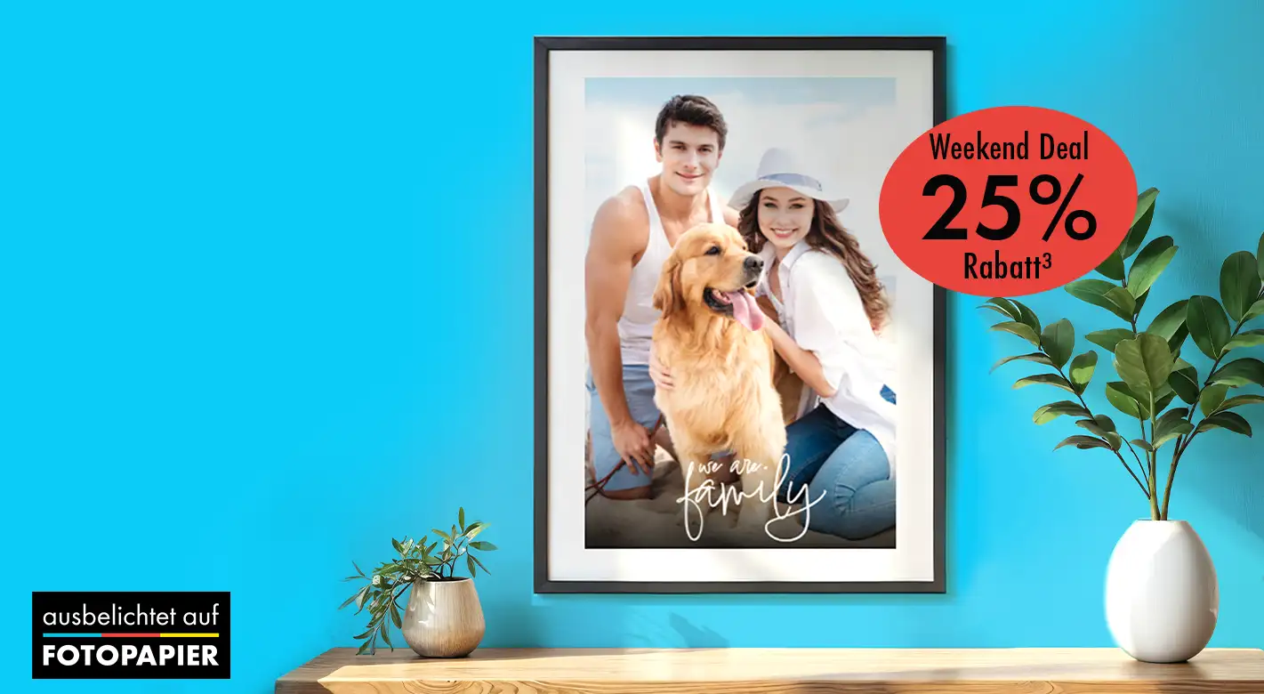 Gerahmtes Wandbild mit Foto eines Paares und Hundes in einem Wohnraum mit Pflanzen, beworben als Fotoprodukt im Weekend Deal mit Rabattaktion