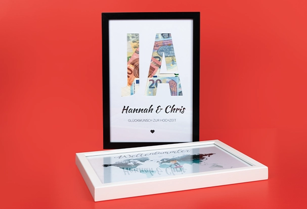 Ein kreativer DIY-Tipp zeigt, wie Geldgeschenke stilvoll verpackt werden können: Geldscheine sind im Bilderrahmen arrangiert und bilden das Wort "JA". Ein einzigartiges Fotoprodukt, das perfekt für eine Hochzeit geeignet ist.