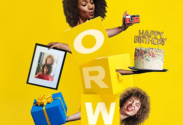 Wackelnde Würfel mit dem Schriftzug ORWO bringen spielerisch kreative Elemente zum Vorschein: Der Kopf einer jungen Frau, eine Torte, ein gerahmtes Poster und eine Kamera – ORWO eine Quelle der Inspiration für Fotoprodukte.