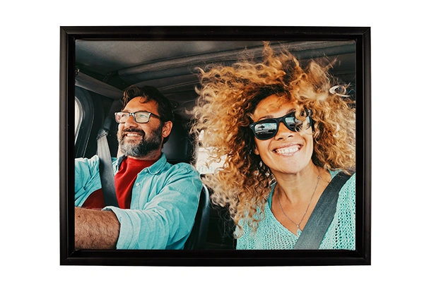 Fotoprodukte Leinwand mit Rahmen und individuellem Winterfoto von zwei Snowboardern auf einem Berggipfel, personalisierbares Wandbild mit hochwertigem Druck