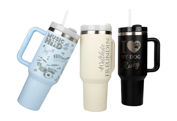 Personalisierte XXL-Thermobecher mit individuellem Textdesign in verschiedenen Farben.