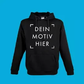 Hoodie in Schwarz wählen und gestalten Schwarzer Hoodie mit Platzhaltermotiv für deine Gestaltung. Präsentiert vor blauem Hintergrund. Beidseitig bedruckbar.