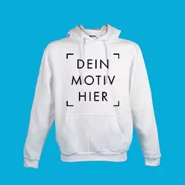 Hoodie in Weiß wählen und gestalten Weißer Hoodie mit Platzhaltermotiv für deine Gestaltung. Präsentiert vor blauem Hintergrund. Beidseitig bedruckbar.