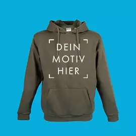 Hoodie in Olivgrün wählen und gestalten Olivgrüner Hoodie mit Platzhaltermotiv für deine Gestaltung. Präsentiert vor blauem Hintergrund. Beidseitig bedruckbar.