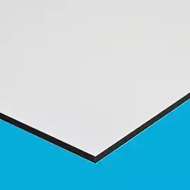 Material ungebürstet - Weiß wird gedruckt Anschnitt einer unbedruckten Alu-Platte auf blauem Hintergrund. Ungebürstet: glatte  Oberfläche.