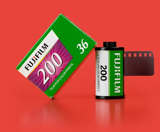Der Fuji-Kleinbildfilm, bereit, die Magie der analogen Fotografie einzufangen.