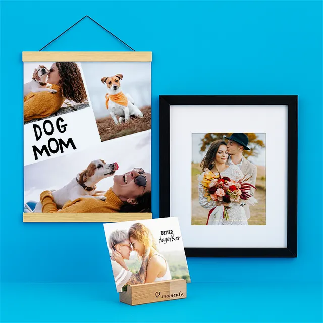 Verschiedene Fotoprodukte wie Poster, Rahmen und Aufsteller auf blauem Hintergrund.