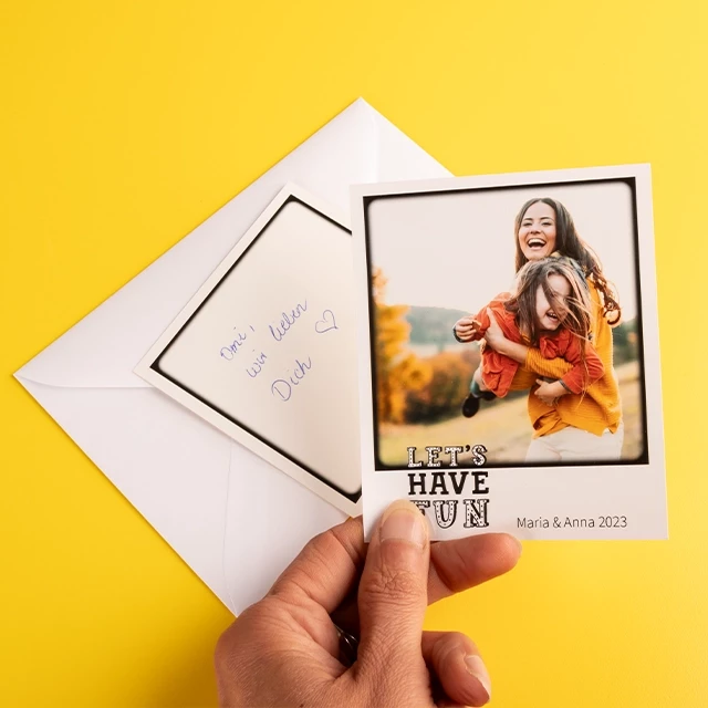 Individuelle Postkarte gestalten: Zwei Retro Prints mit Filter, eins mit Foto und Text ausbelichtet, eins mit Grüßen handschriftlich beschrieben, mit Briefumschlag.
