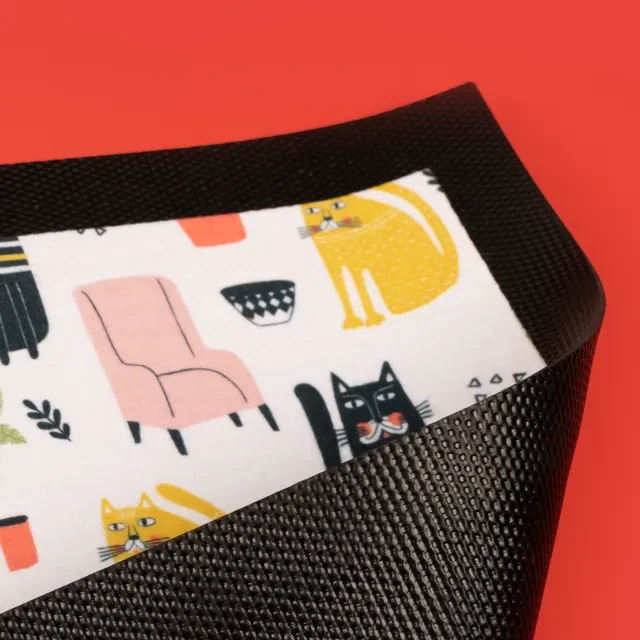 Hundenapf Unterlage, rutschfeste Unterseite aus Gummi Futternapf-Unterlage personalisiert bei ORWO bestellen. Die Oberfläche ist aus leicht zu reinigendem Polyester und die Rückseite ist rutschfest, um Unfälle zu vermeiden.