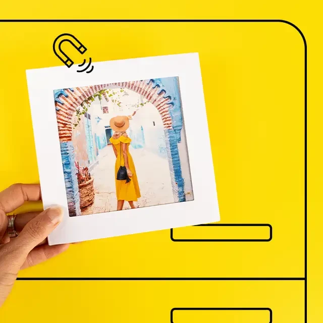 Magnet-Rahmen mit Foto und weißem Passepartout vor gelben Hintergrund. Bestelle auch du direkt online bei ORWO deine Fotos direkt mit Rahmen und Passepartout.