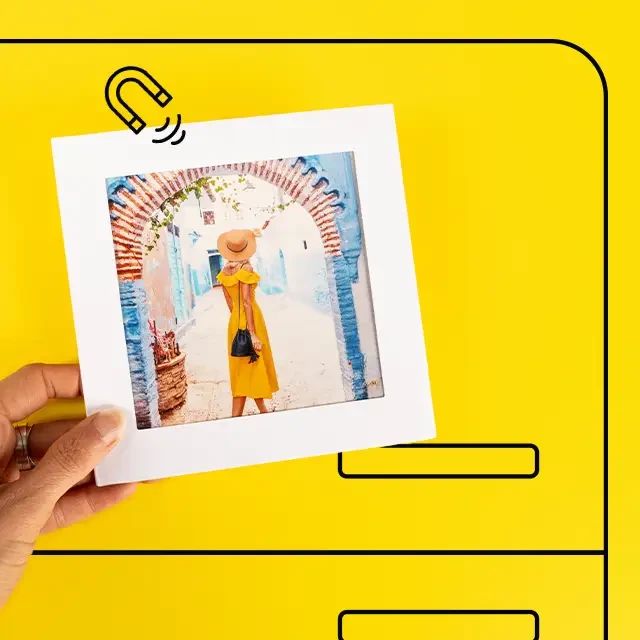 Bilderrahmen zum Einschieben mit Foto, weiß, magnetisch Magnet-Rahmen mit Foto und weißem Passepartout vor gelben Hintergrund. Bestelle auch du direkt online bei ORWO deine Fotos direkt mit Rahmen und Passepartout.