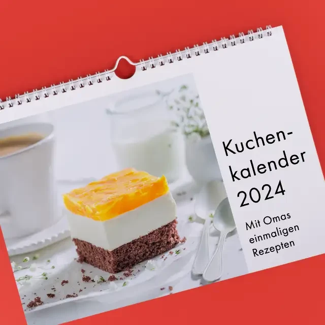 Kalender mit Bild eines Kuchens und der Aufschrift Kuchenkalender 2024 personalisiert. Das ist eine einzigartige Idee, das Optische mit etwas Praktischem zu verbinden.