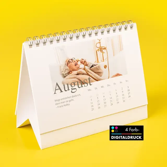 Selbststehender Tischkalender, den du selbst gestalten kannst. Der hochwertige Kalender ist ringgebunden und kann so im Stehen einfach umgeblättert werden.