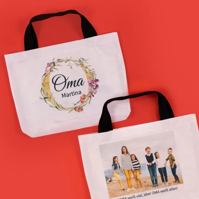 Einkaufstasche bedrucken, schwarzer Henkel, Bodenfalte Unseren Shopper kannst du beidseitig bedrucken lassen und hast somit eine Menge kreativen Freiraum. Auf 32,0 x 26 cm kannst du dich komplett ausleben.