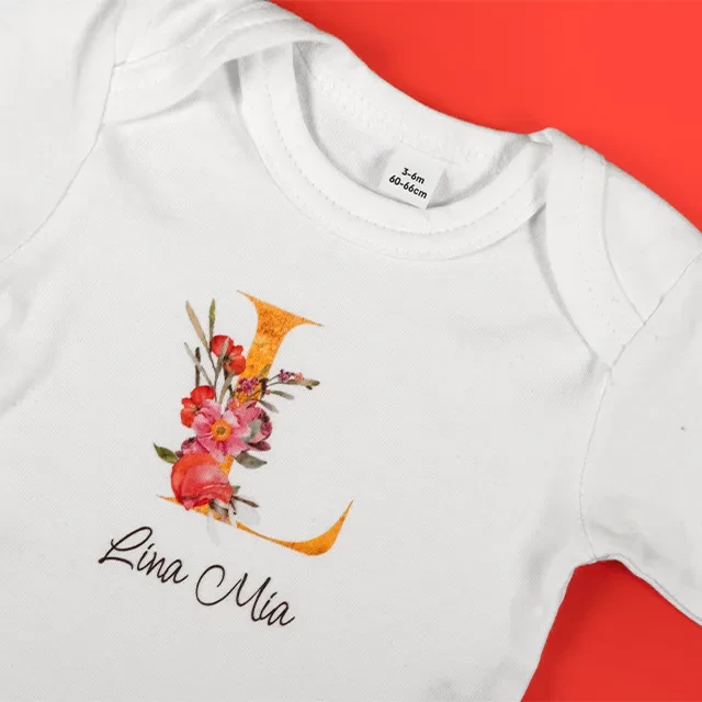 Baby Body bedrucken, 100% Bio-Baumwolle, hochwertig Lass jetzt dein Baby Body mit Namen bedrucken. Der Body besteht zu 100% aus Bio-Baumwolle, ist vegan, wurde auf Schadstoffe geprüft und ist in REACH-Form.