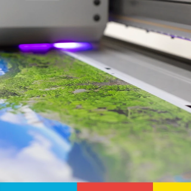 Unsere Alu Dibond Bilder bestehen aus einer robusten Aluminium-Verbundplatte, die wir im Herzen von Deutschland im 6 Farb-UV-Direktdruck mit deinem Wunschmotiv bedrucken.