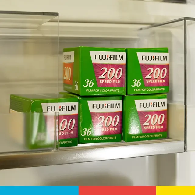 Der Farbfilm von Fuji sollte am besten im Kühlschrank gelagert werden. Dort ist es kühl und trocken, was die optimalen Bedingungen sind, damit dein Film lange hält.
