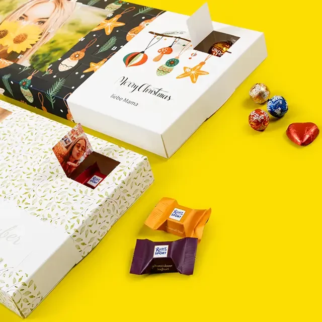 Nahaufnahme eines geöffneten Adventskalenders mit Schokolade von Ritter Sport oder Lindt.
