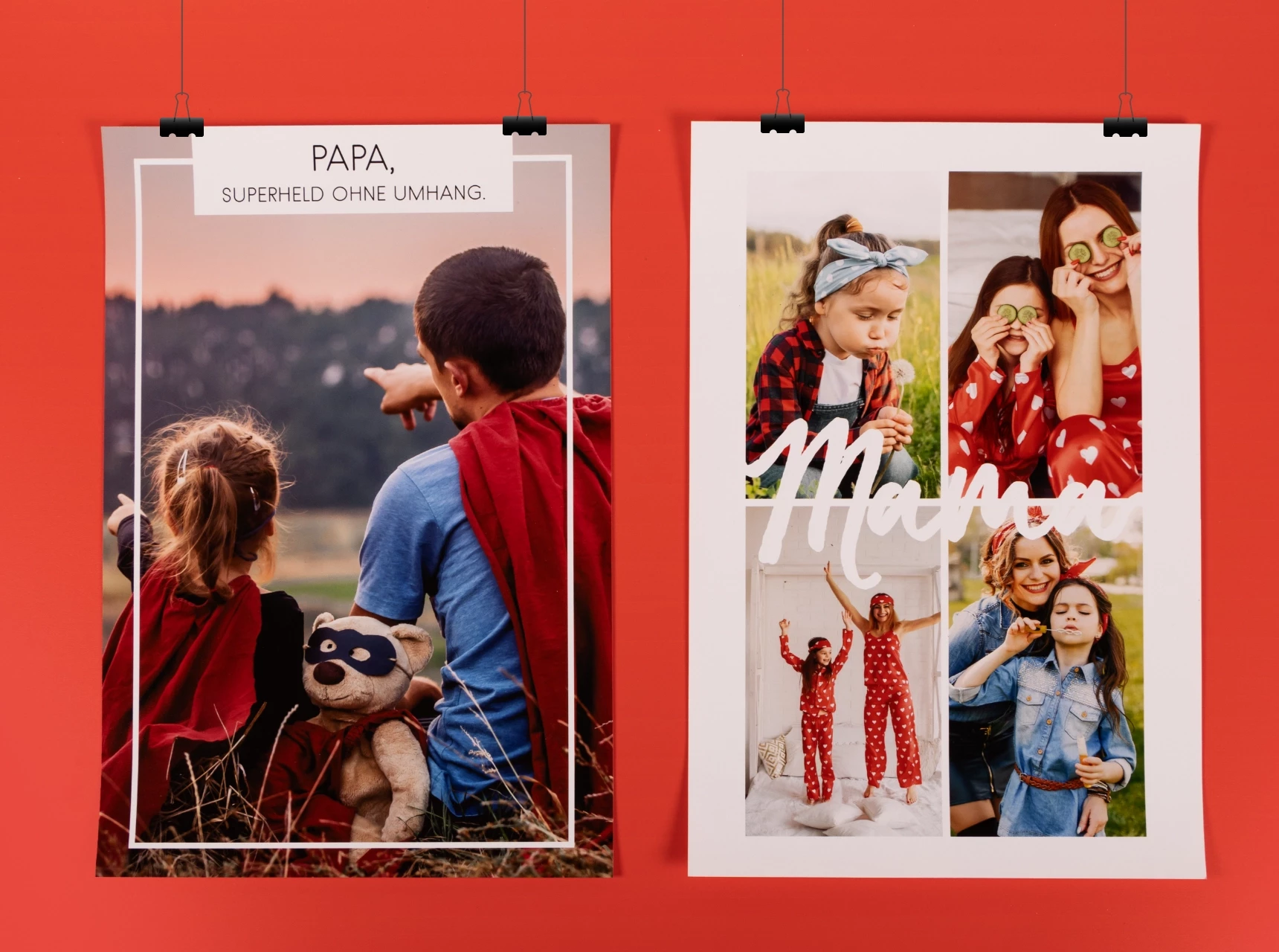 Zwei frei hängende Fotocollage-Poster vor rotem Hintergrund. Beide zeigen je eine unserer Designvorlagen.