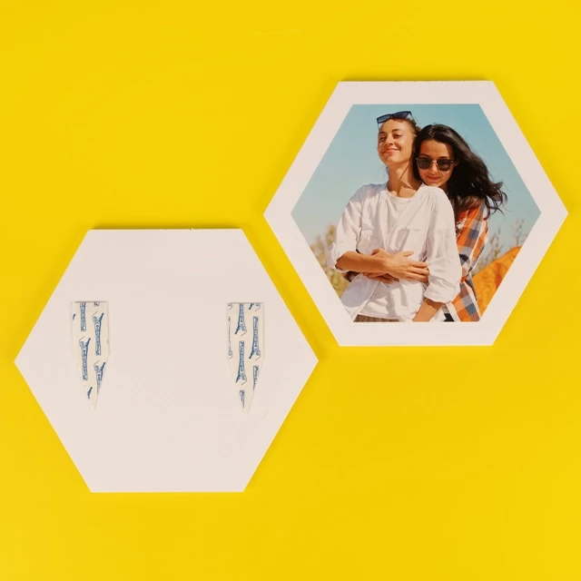 Kreative Wandgestaltung mit sechseckigen Hexagon Bildern Mit den doppelseitigen Klebestreifen im Lieferumfang wird das Anbringen deiner Fotokacheln zum Kinderspiel. Bestelle jetzt deine Fotokacheln und verschönere deine Wände!