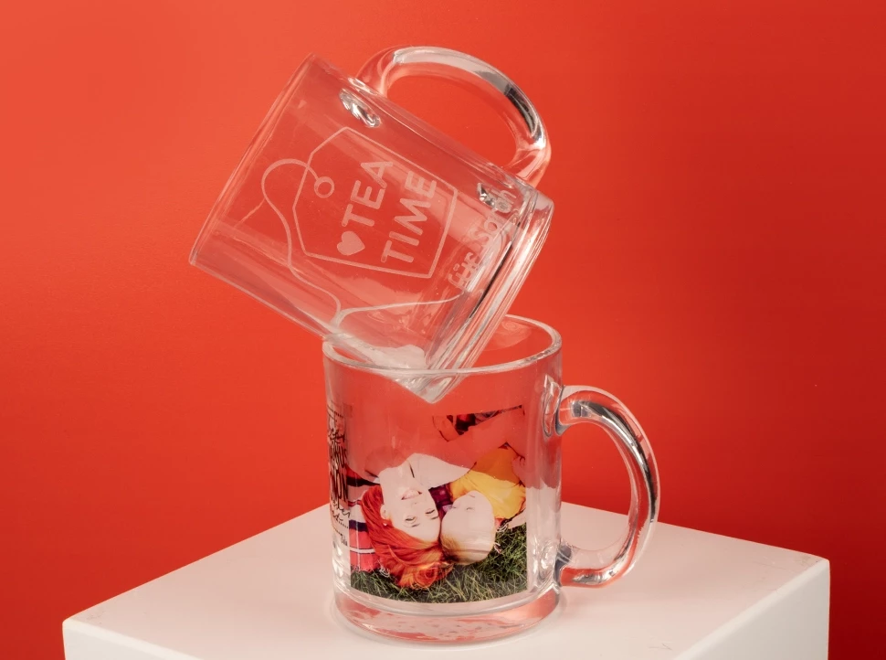 Glastasse bedrucken, 9,5 cm Tassenhöhe, 8 cm Durchmesser Glastasse mit Gravur oder mit eigenem Bild gestalten. Bei Fotos solltest du beachten, dass weiße Flächen transparent werden und nicht mitgedruckt werden.