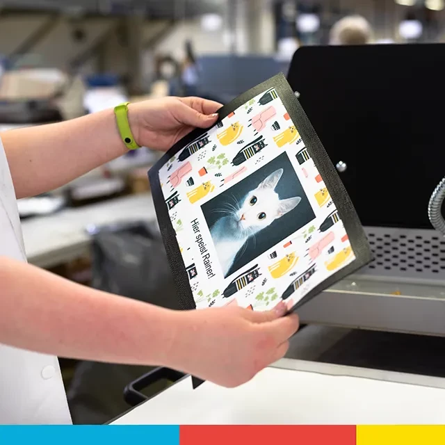 Futternapf-Unterlage personalisiert, hochwertige Produktion Hochwertige personalisierte Napfunterlage bei ORWO bestellen. Die Matten werden mit einer besonderen Fürsorge gefertigt und anschließend an dich versendet.