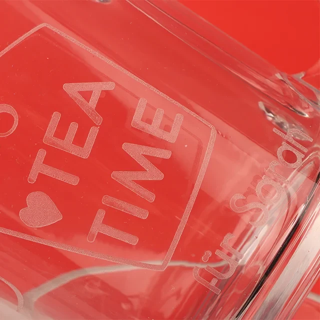 Glastasse mit Gravur, 325 ml Fassungsvermögen, hochwertig Glastasse mit Foto oder Gravur selbst gestalten bei ORWO. Die Gravurstellen werden nach dem Gravieren milchig und heben sich so optimal vom klaren Glas ab.