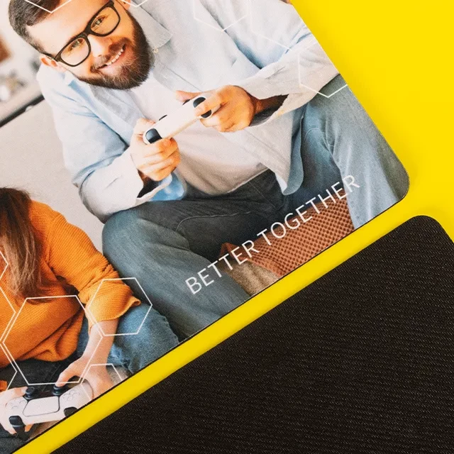 Mousepad mit Foto, rutschfestes Moosgummi als Unterseite Ein Mousepad bedrucken wir nicht nur, damit es persönlich ist und gut aussieht, sondern auch, weil es dank des rutschfesten Moosgummis, äußerst praktisch ist.