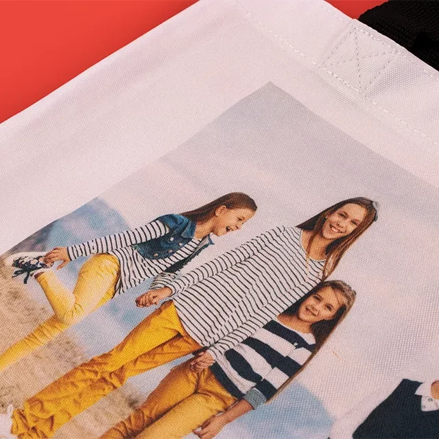 Shopper bedrucken, 100% aus extrem reißfestem Polyester Wenn du eine Einkaufstasche mit Foto gestaltest, erwartet dich hochwertige Qualität. Das Polyester-Gewebe ist extrem reißfest und trägt deine Einkäufe sicher nach Hause.