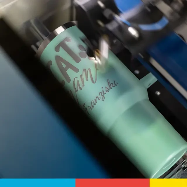 Stanley-ähnlicher Thermobecher, hochwertig produziert Mitarbeiterin führt einen Qualitätscheck bei einem Becher, ähnlich einem Stanley Cup, mit Gravur durch.