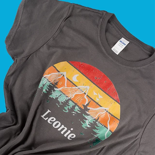 T-Shirt selbst gestalten, Rundhalsausschnitt, hochwertig Du kannst ein T-Shirt mit Foto bedrucken lassen oder dir andere Motive zum Auftragen auf das Shirt aussuchen. Du hast dabei alle Freiheiten, dich auszuleben.