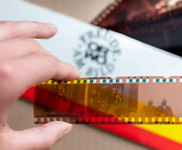 Analogfilm bestellen und unsere weiteren Services entdecken Wenn du den Fuji Film bei ORWO entwickeln lässt, erhältst du die passenden Negativstreifen mit dazu. Daraus können später weitere Abzüge gefertigt werden.