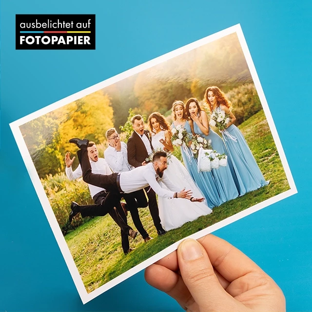 Fotoabzüge online bestellen, mit weißem Rand, auf Fotopapier Fotoabzüge mit umlaufendem, 4 mm breiten, weißen Rand: So wird dein Hochzeitsfoto zum Eyecatcher, ausbelichtet auf kristallklarem Fotopapier, glänzend.