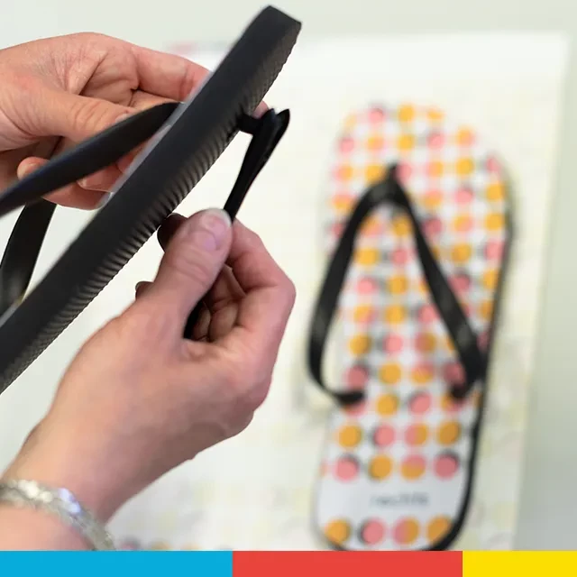 Badelatschen selbst gestalten, aus Gummi und Polyester Badelatschen personalisieren. Diese bestehen zu 90% aus Gummi und zu 10% aus Polyester und das bedruckbare Fußbett besteht aus einer Textiloberfläche.