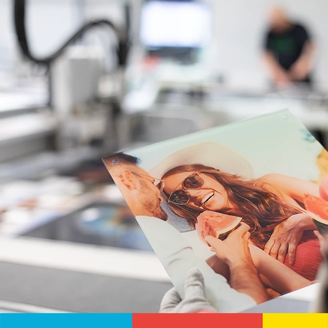 Deine Lieblingsbilder werden direkt auf Acrylglas gedruckt. Dadurch entsteht die beeindruckende Dreidimensionalität und Farbbrillanz von Acrylglasfotos.