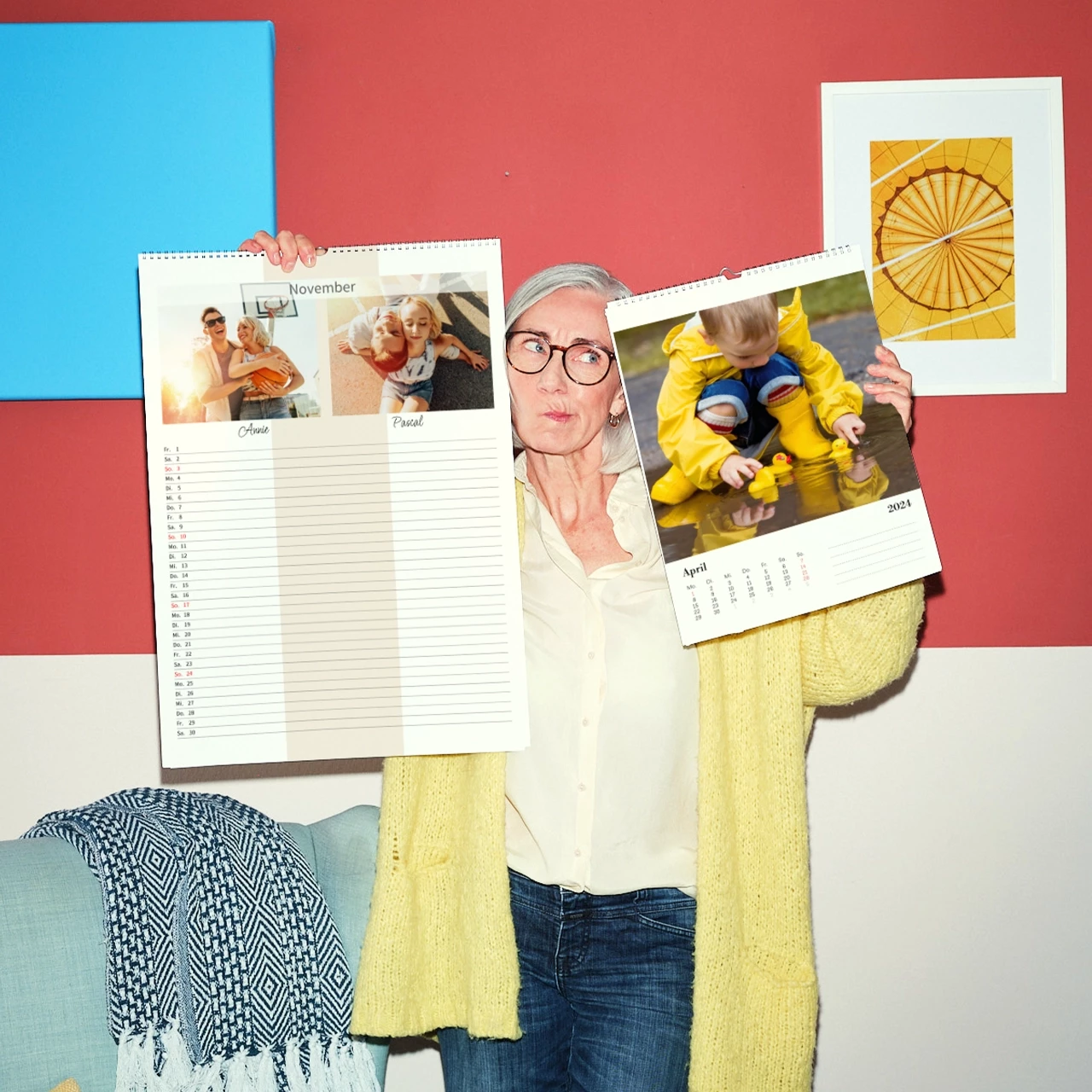Eine ältere Dame hält einen Terminkalender und einen Aktionskalender hoch mit nachdenklichem Blick. Welche Variante wählst du zum Fotokalender selbst gestalten?